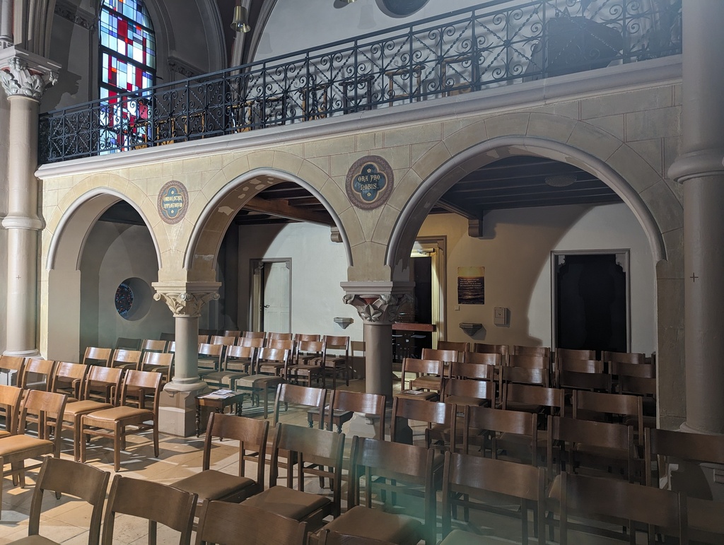 Sont également découvertes les fresques du mur sous le jubé, les 3 arches.